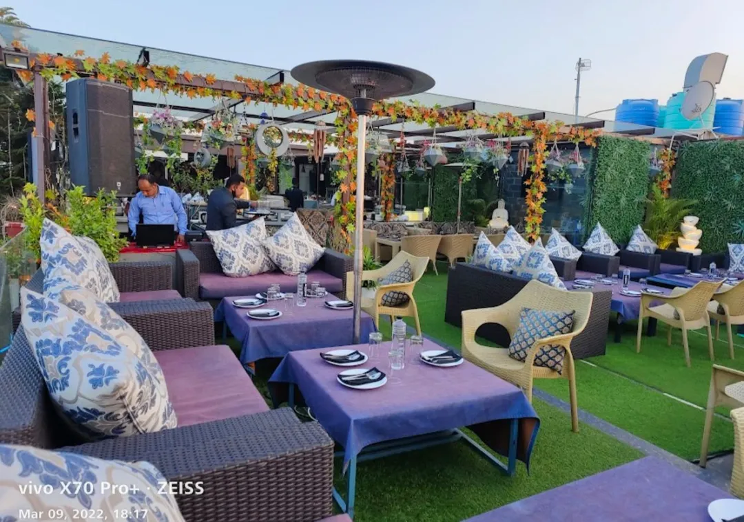 BALI’S ROOFTOP LOUNGE